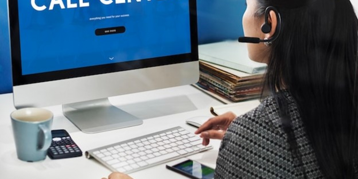 How does AI help improve customer service in call center software?